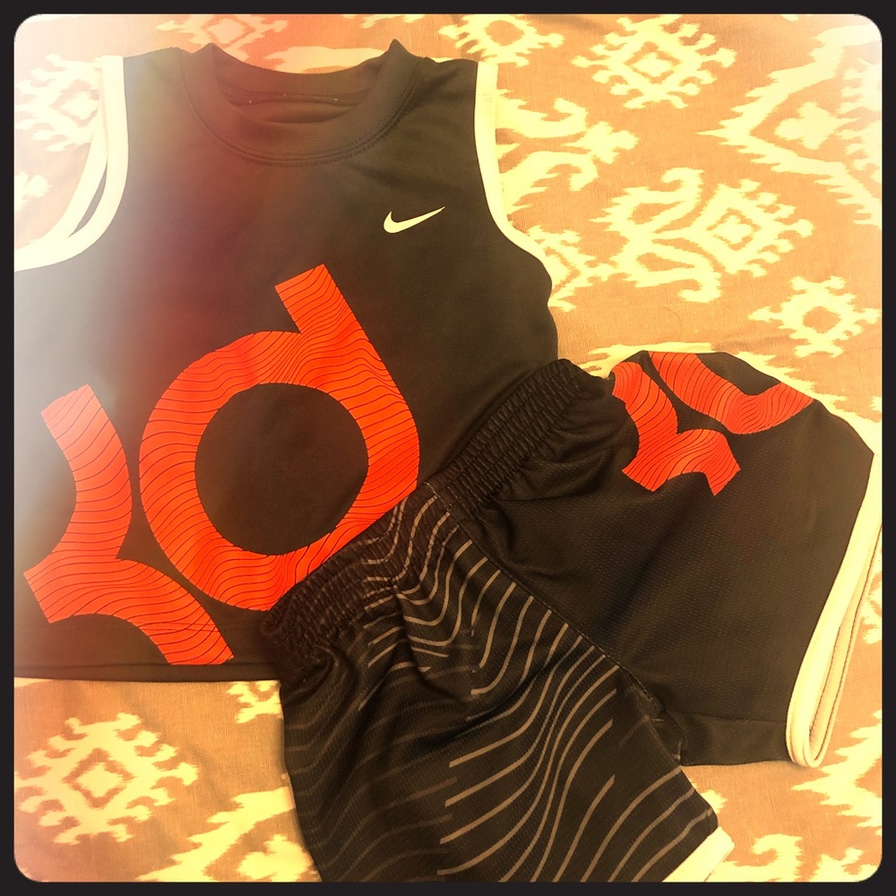 ✨ NEW LISTING ✨ Nike Tank & Short Set 12m